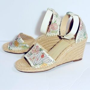 🍓Vince Camuto floral printed leather ankle buckle open toe sandal wedge NWOT 7